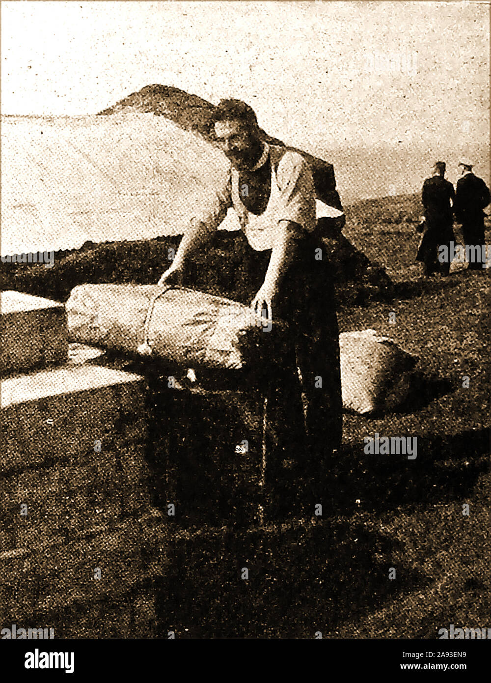 1946 Tristan de Cunha - Reverend Harold Wilde hilft landete vor kurzem Lieferungen zu sortieren. Stockfoto