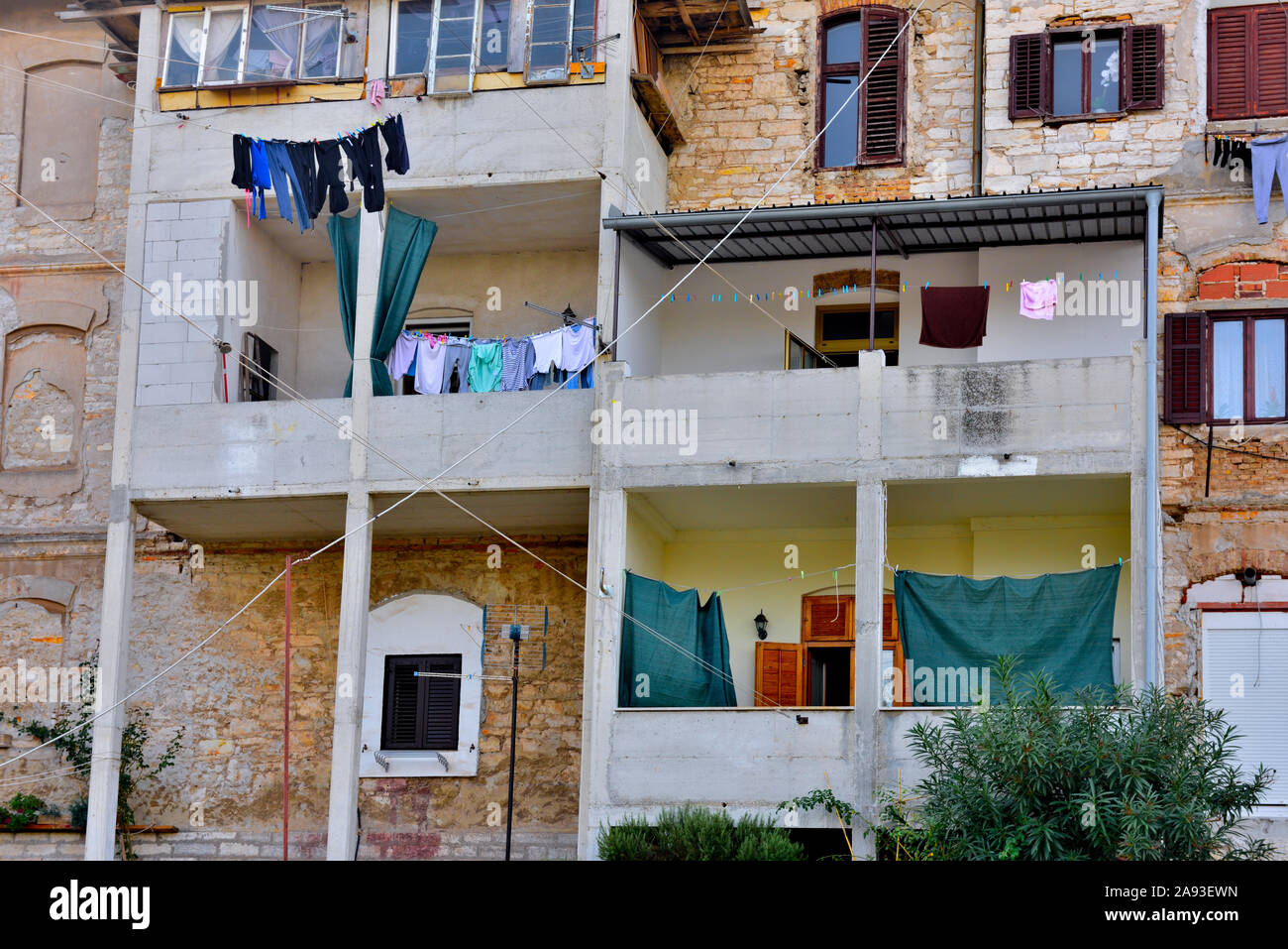 Mehrstöckigen Appartementhaus mit mehreren Balkonen viele hängende Wäsche zu trocknen Stockfoto