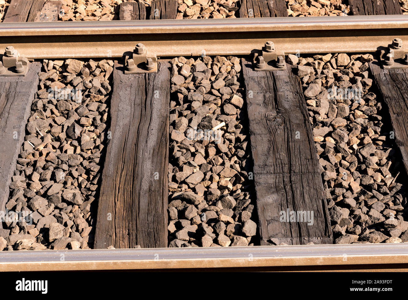 Alte Bahnschwellen aus Holz und Steine Stockfotografie - Alamy
