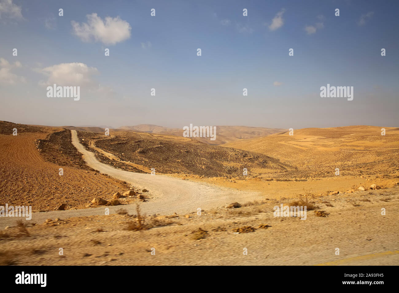 Blick vom King's Highway Road & Wadi Musa, quer durch die Wüste zwischen Aqaba und Petra, Jordanien. Stockfoto