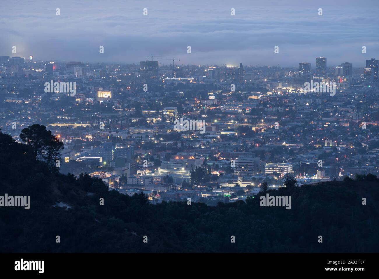Los Angeles, Kalifornien, USA - 10. November 2019: Predawn neblige Dämmerung Blick auf den Osten Hollywood und Koreatown Bereiche in der Nähe von Downtown Los Angeles. Stockfoto
