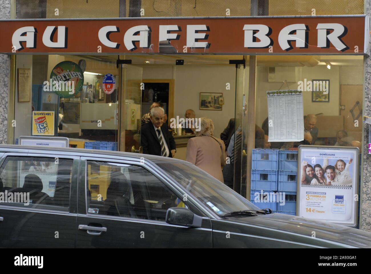 CAFÉ PARIS - "AU CAFÉ BAR "TRADITIONELLEN KLEINEN CAFÉ BAR IN PARIS - PARIS STREET FOTOGRAFIE - VINTAGE LOOK CAFÉ auch genannt 'Bistro' IN PARIS CITY © Frédéric BEAUMONT Stockfoto