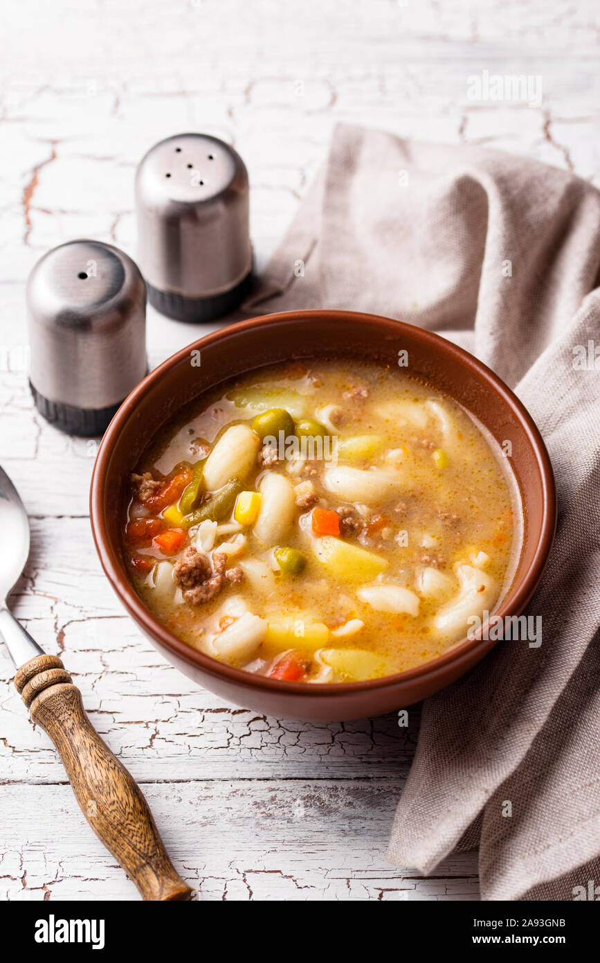 Suppe mit Gemüse- und Hackfleisch/Faschiertem Stockfoto