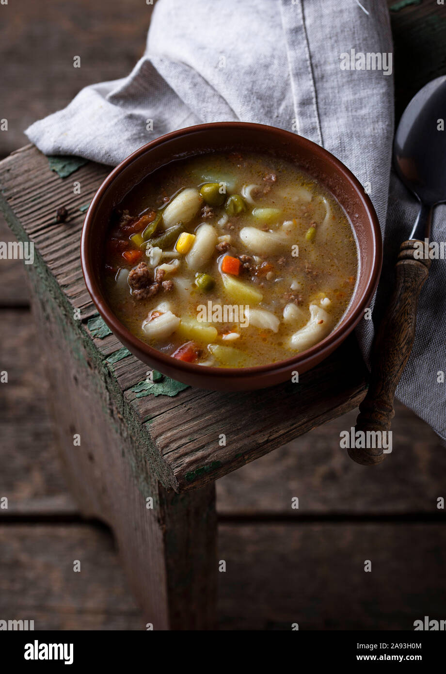 Suppe mit Gemüse- und Hackfleisch/Faschiertem Stockfoto