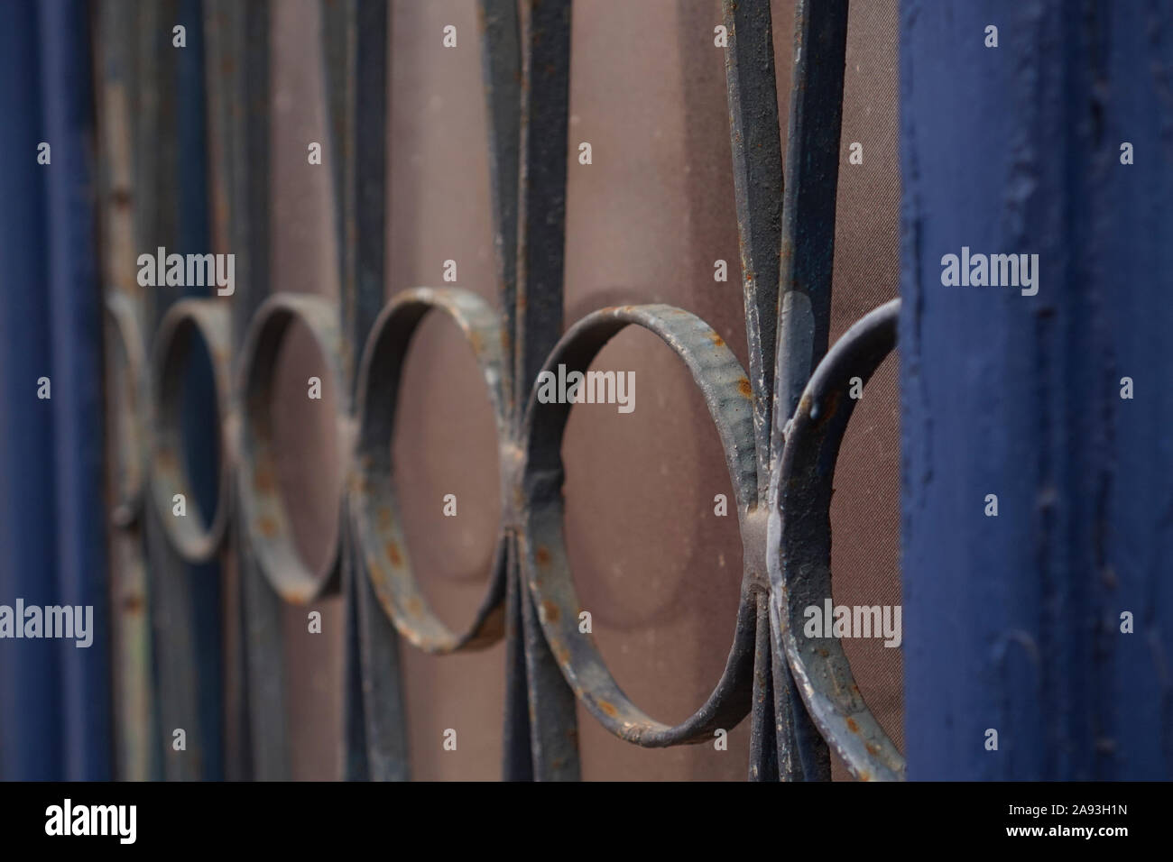 Dekoratives Metallfenster mit Rundkreismuster Stockfoto