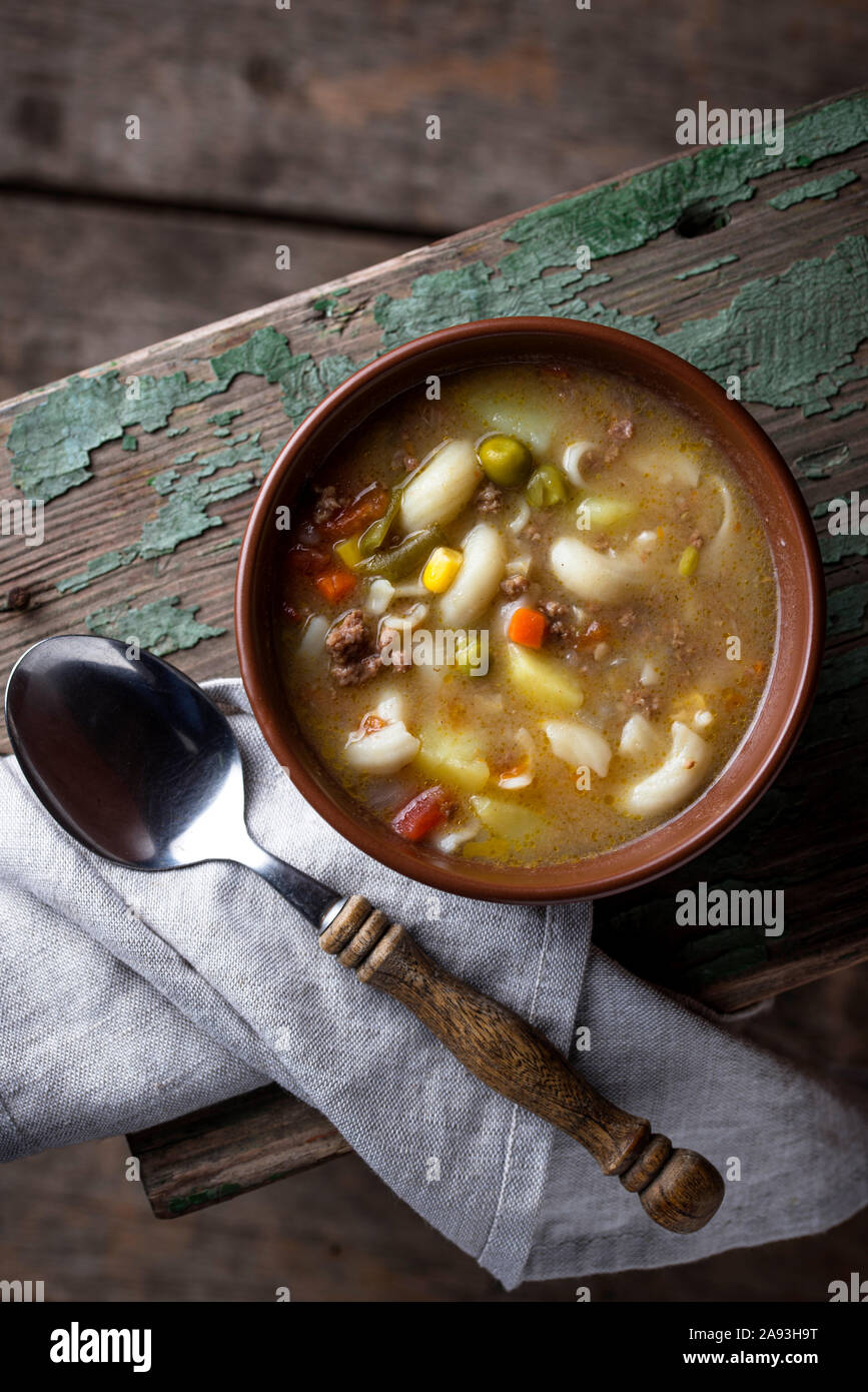 Suppe mit Gemüse- und Hackfleisch/Faschiertem Stockfoto