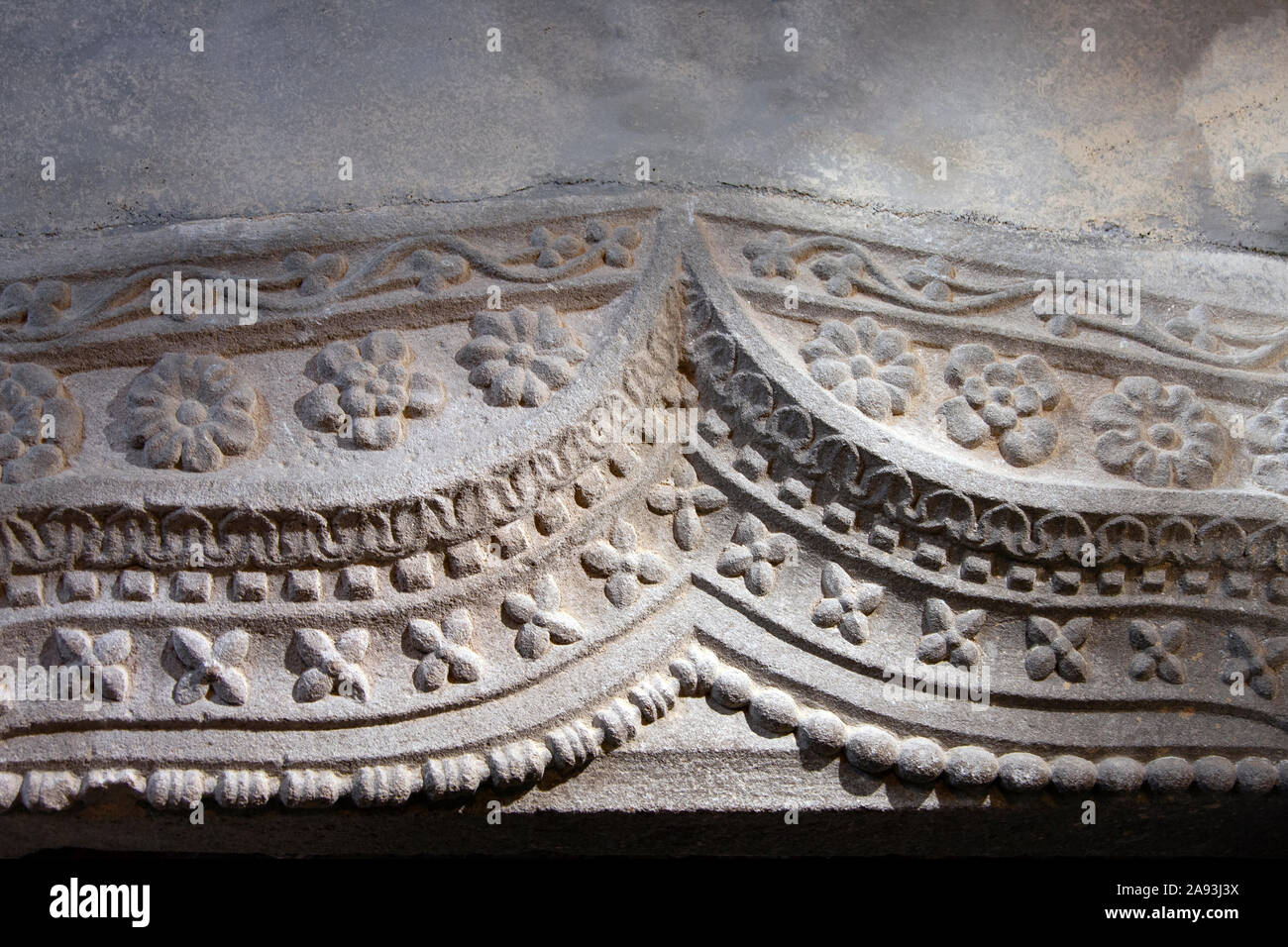 Europa, Frankreich, Pommiers, Kloster von Vieux Pommiers, 11 C., Castelated Kloster, befestigte, Römische Brücke, Römischer Meilenstein, 1.c. BCE, Stockfoto