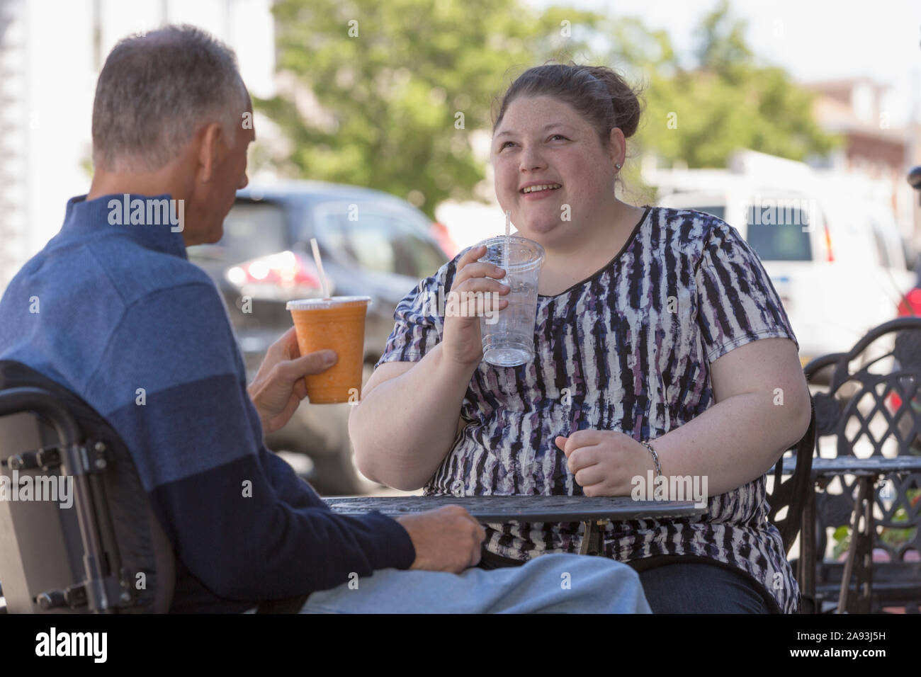 Frau mit Sehbehinderung sitzt bei einem cafÃ© mit ihr Vater Stockfoto