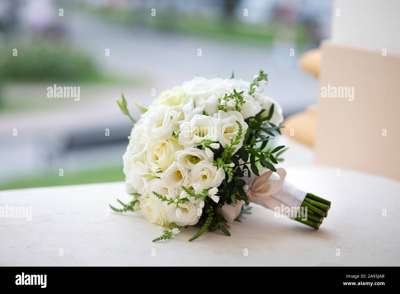 Festliche runde Blumenstrauß aus schönen weissen Blüten. Blumenstrauß aus zarte weiße Rosen für eine Hochzeit, Verlobung, Bestätigung. Brautstrauß für die Braut Stockfotografie