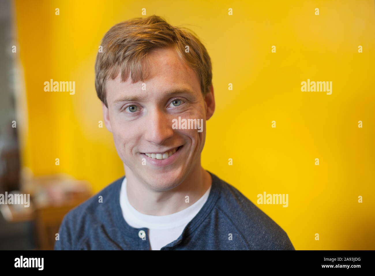 Glücklicher junger Mann mit Zerebralparese Stockfoto