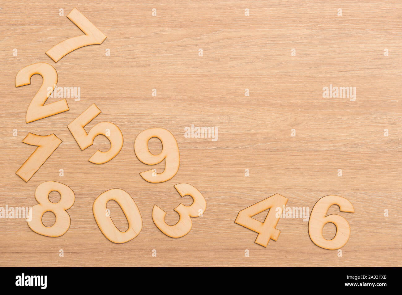 Holz- Zahlen auf Holz- Hintergrund, flach Stockfoto