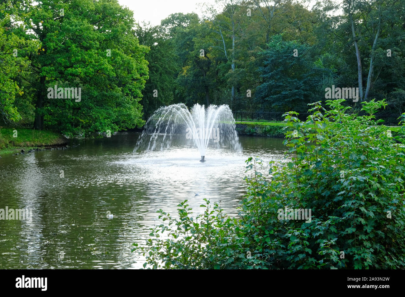 Astley hall Zierteich mit den Springbrunnen, Spätsommer im astley Park Stockfoto