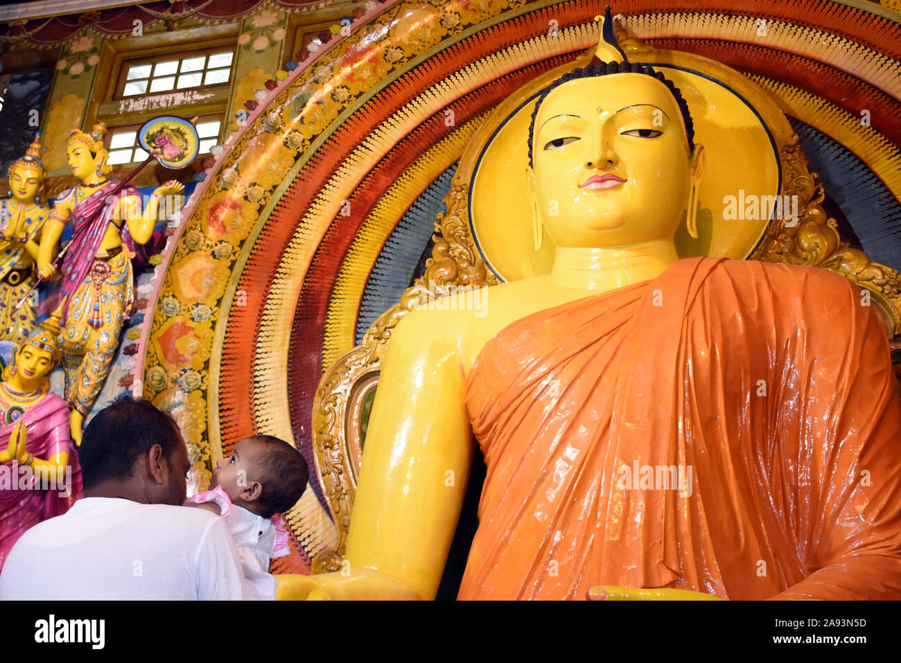 Colombo, Sri Lanka. 12 Nov, 2019. Buddhistische Anhänger sind in einem Tempel der Il Full Moon Poya Tag in Colombo, Sri Lanka, Nov. 12, 2019 zu feiern. Poya Day ist eine monatliche Urlaub in Sri Lanka, Kennzeichnung der Vollmond. Credit: Gayan Pattin/Xinhua/Alamy leben Nachrichten Stockfoto