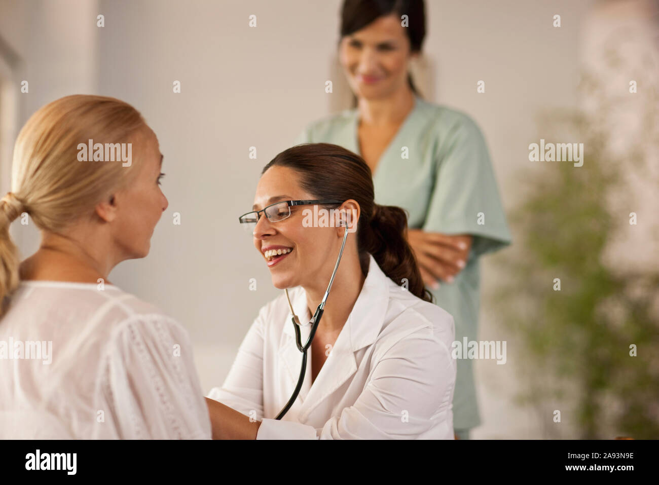 Freundliche Ärztin, die ältere Patienten untersucht Stockfoto