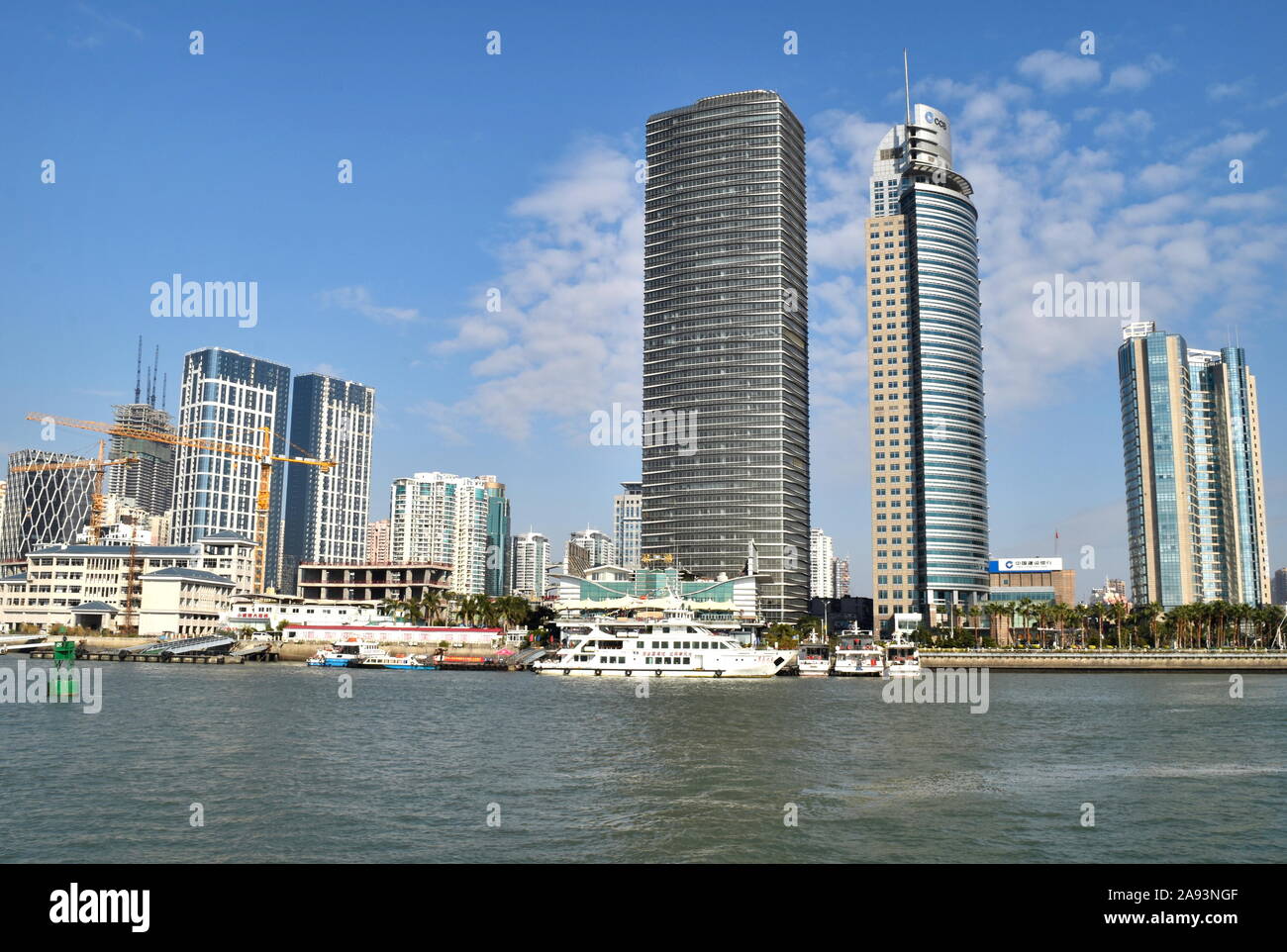 Wachsende Xiamen City Waterfront Skyline von East China Sea Stockfoto