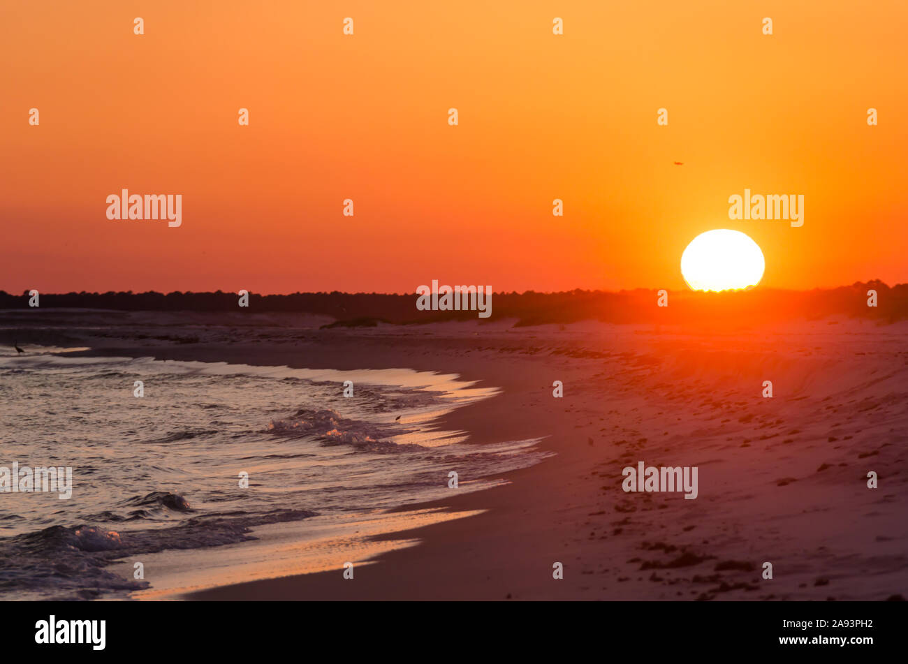 Orange Ocean Beach Sonnenuntergang. Tropische Gulf Coast Ocean Beach Sonnenuntergang Szene. Landschaftlich schöne touristische Reiseziel Lage. Entspannende Gulf Coast Stockfoto