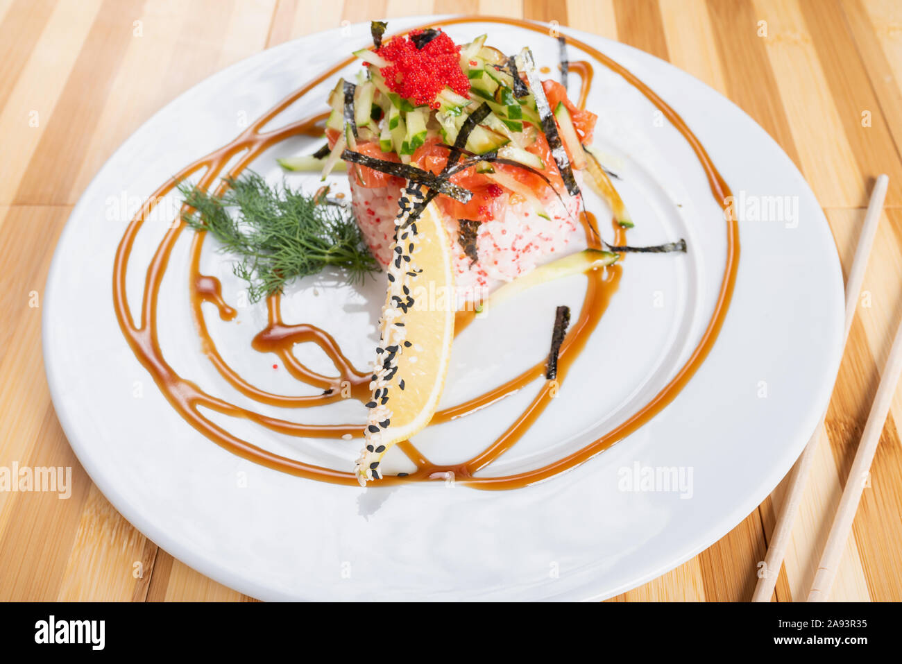 Salat, Lachstatar mit Kaviar, auf einer Platte. Stockfoto