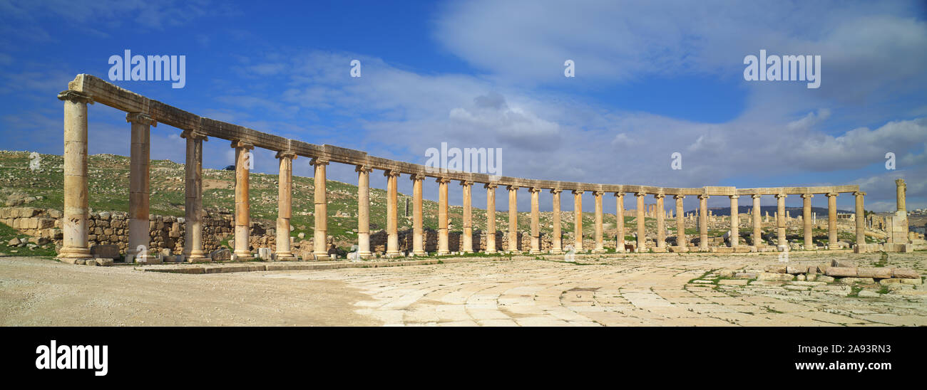 Antike Jerash, Ruinen und Oval Plaza Kolonnade des griechisch-römischen Stadt Gera am Jordan. Stockfoto