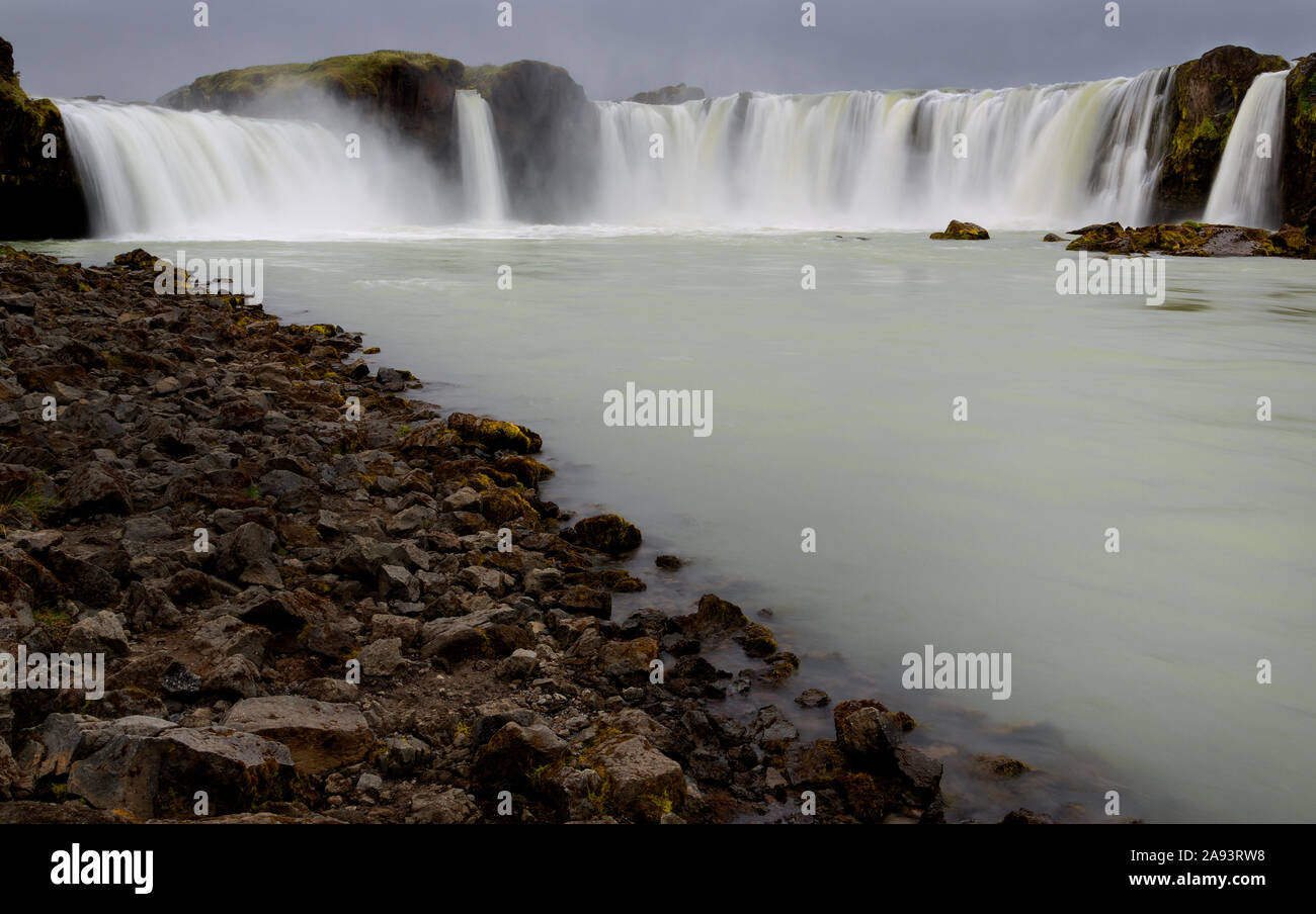 Godfoss Wasserfall Kaskadierung über Berg Cliff und fließenden Bewegung des Flusses in Island Stockfoto