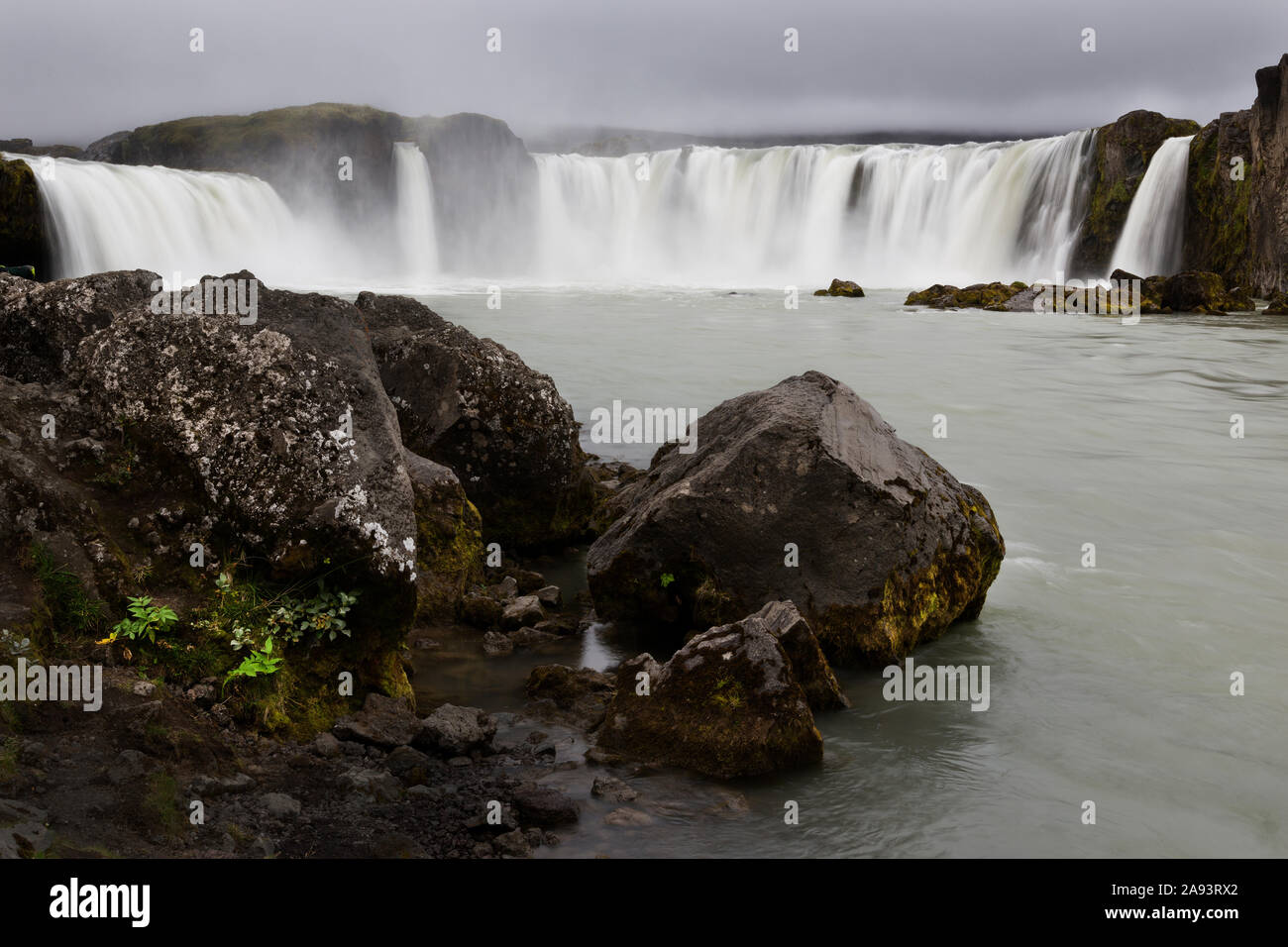 Godfoss Wasserfall Kaskadierung über Berg Cliff und fließenden Bewegung des Flusses in Island Stockfoto