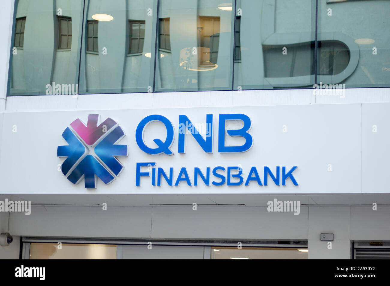 Istanbul, Türkei - November 11, 2019: QNB Finance Bank Mecidiyekoy Niederlassung in buyukdere Straße, Istanbul Stockfoto