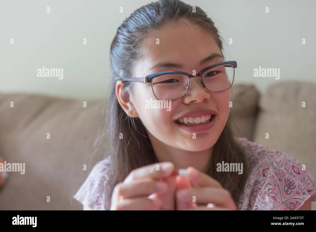 Teen Mädchen mit einem Lernenden Behinderung Einnahme von Medizin Stockfoto