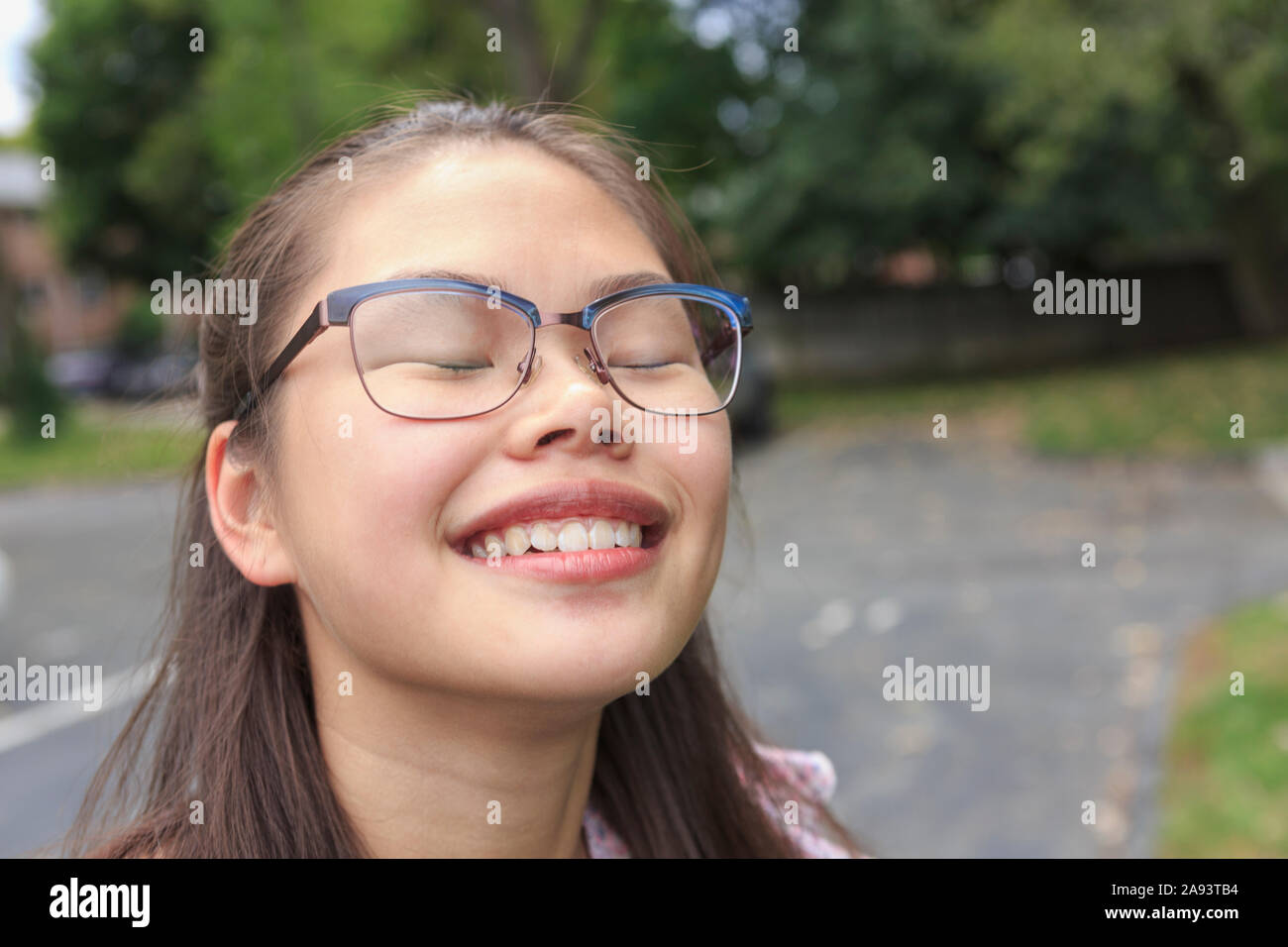 Porträt eines glücklichen Teenager-Mädchen mit Lernfähigkeit Stockfoto
