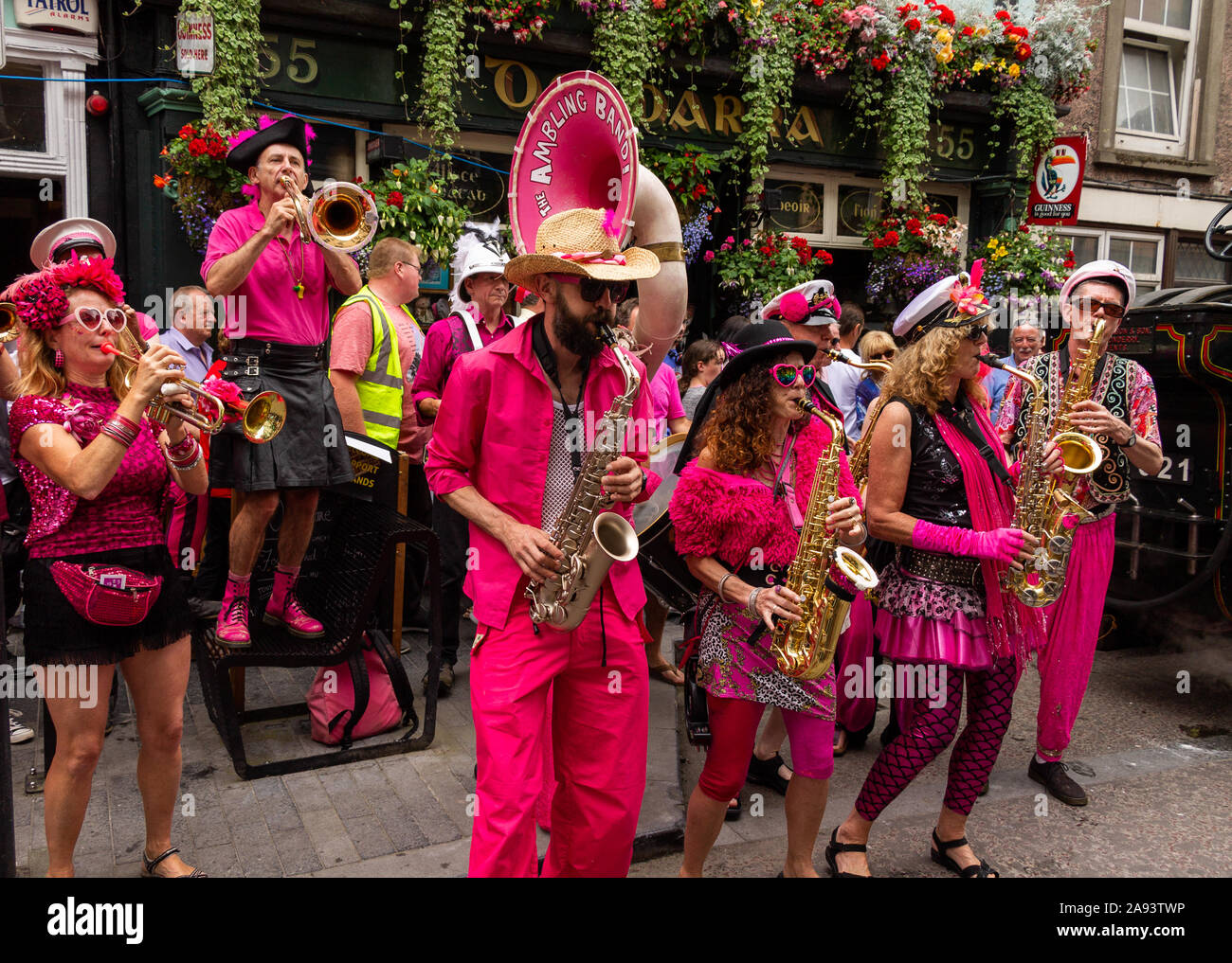 Jazz Band Straße Leistung tragen rosa Tüchern in Clonakilty Irland spielen Stockfoto