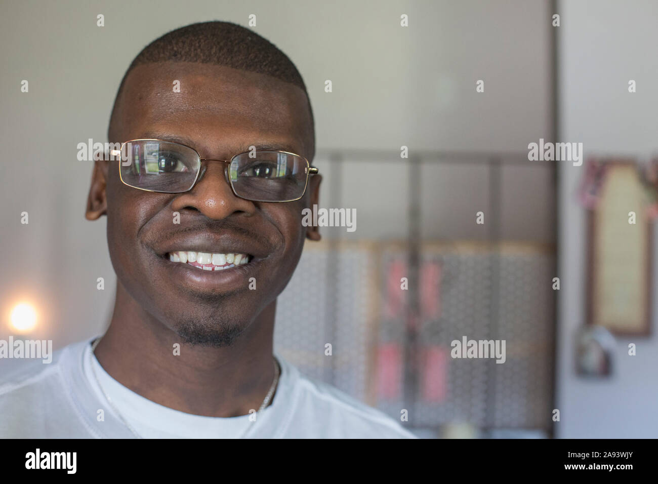 Glücklicher junger Mann mit Williams-Syndrom Stockfoto