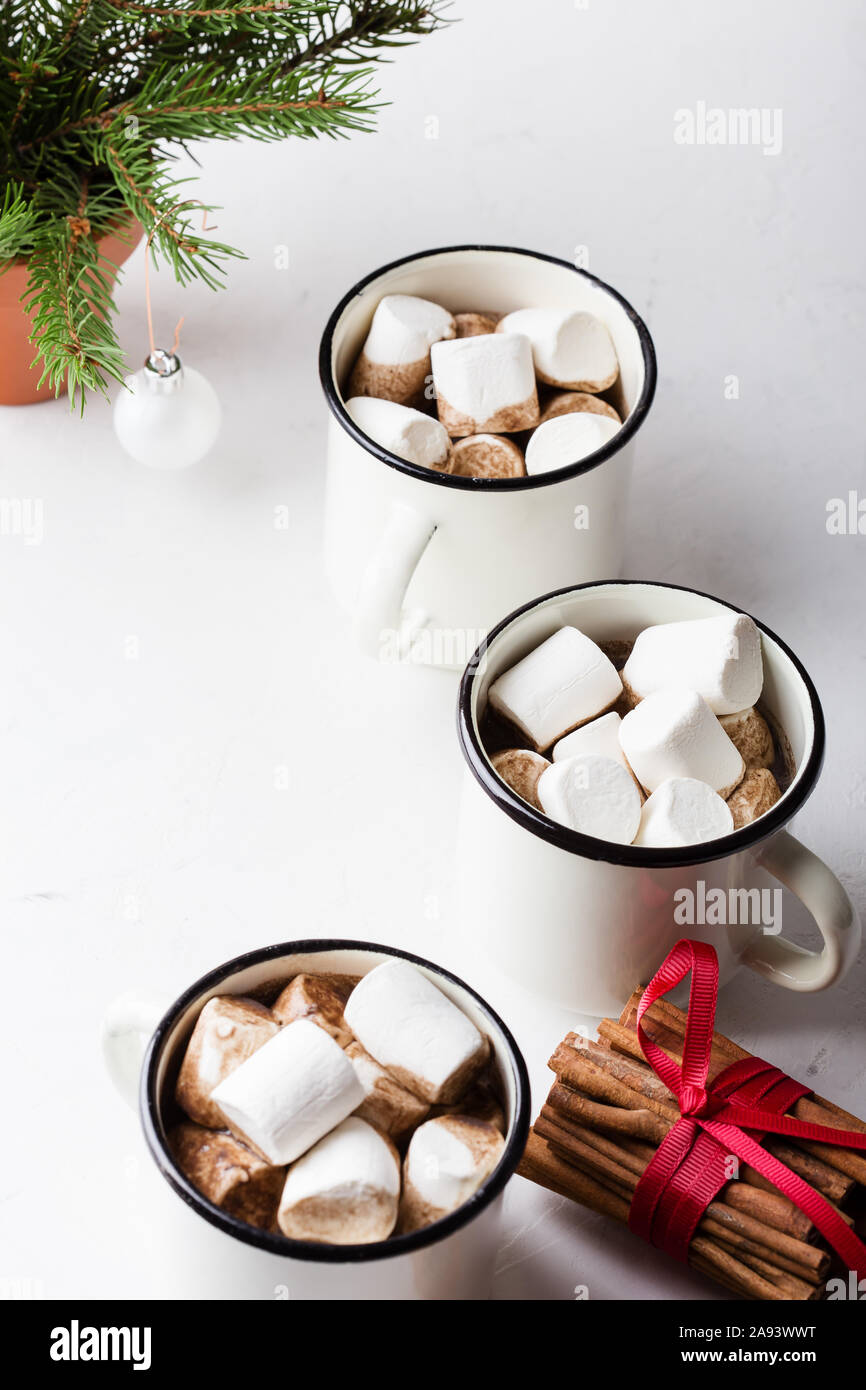 Heiße Schokolade, Kakao auf der festlichen weissen Tisch, traditionelle Herbst und Winter heißen Getränk mit Marshmallow in Weiß Becher, Nahaufnahme Stockfoto