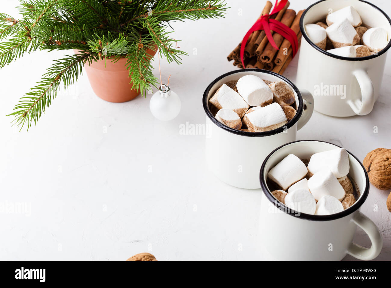 Heiße Schokolade, Kakao auf der festlichen weissen Tisch, traditionelle Herbst und Winter heißen Getränk mit Marshmallow in Weiß Becher, Nahaufnahme Stockfoto