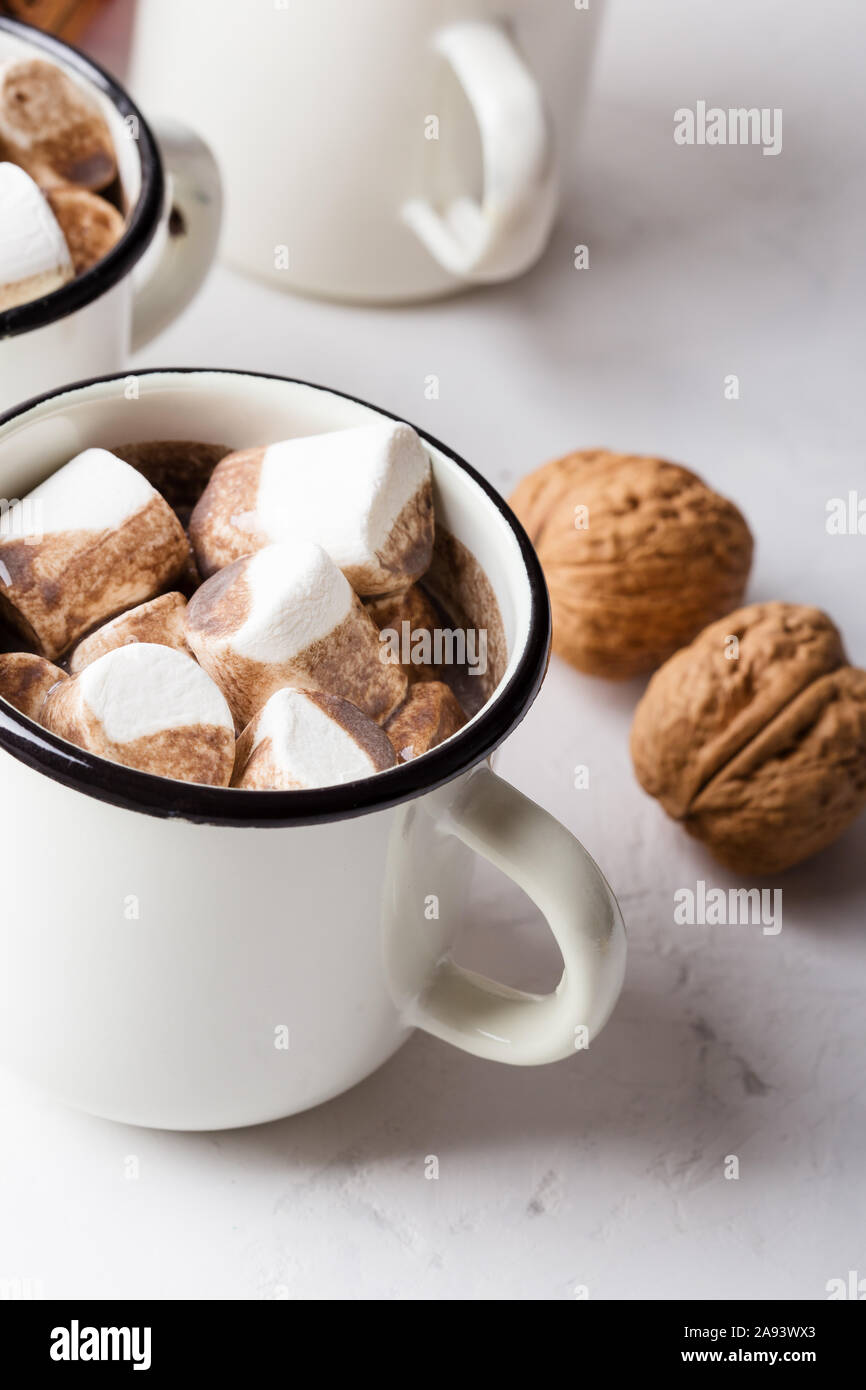 Heiße Schokolade, Kakao auf der festlichen weissen Tisch, traditionelle Herbst und Winter heißen Getränk mit Marshmallow in Weiß Becher, Nahaufnahme Stockfoto