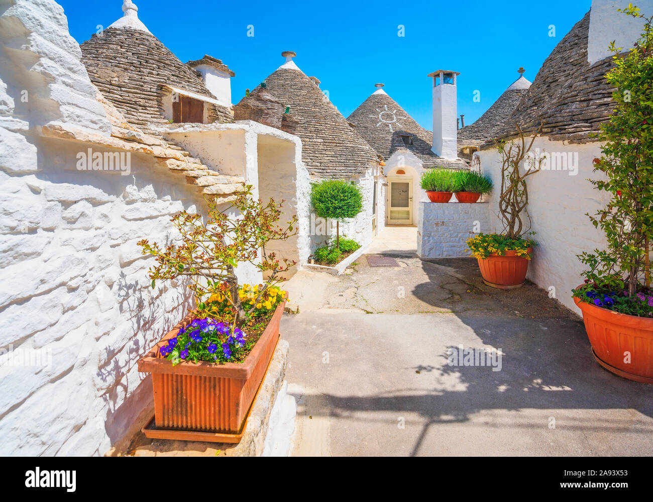 Trulli von Alberobello typischen Häusern Blick auf die Straße. Apulien, Italien. Europa. Stockfoto
