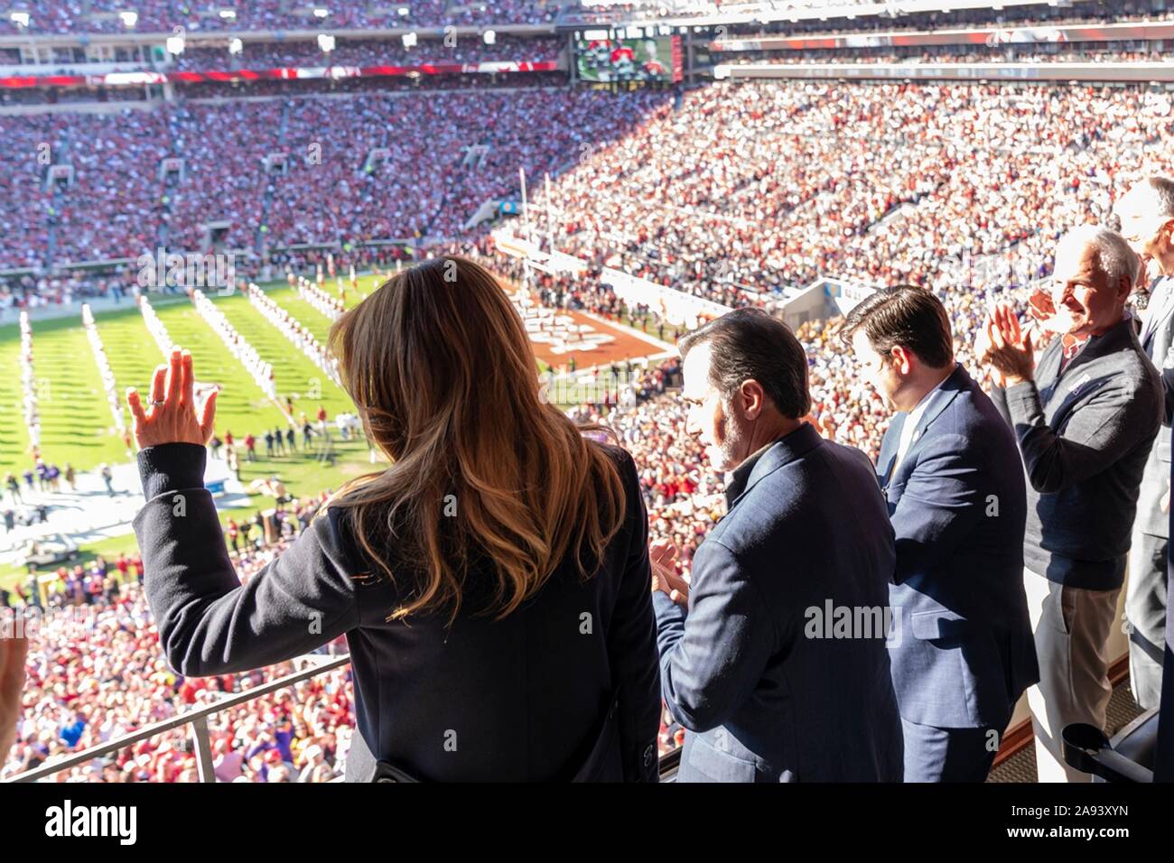Us-First Lady Melania Trump Wellen beim Start von der Universität von Alabama vs Louisiana State University Fußballspiel am Bryant-Denny Stadium 9. November 2019 in Tuscaloosa, Alabama. Stockfoto