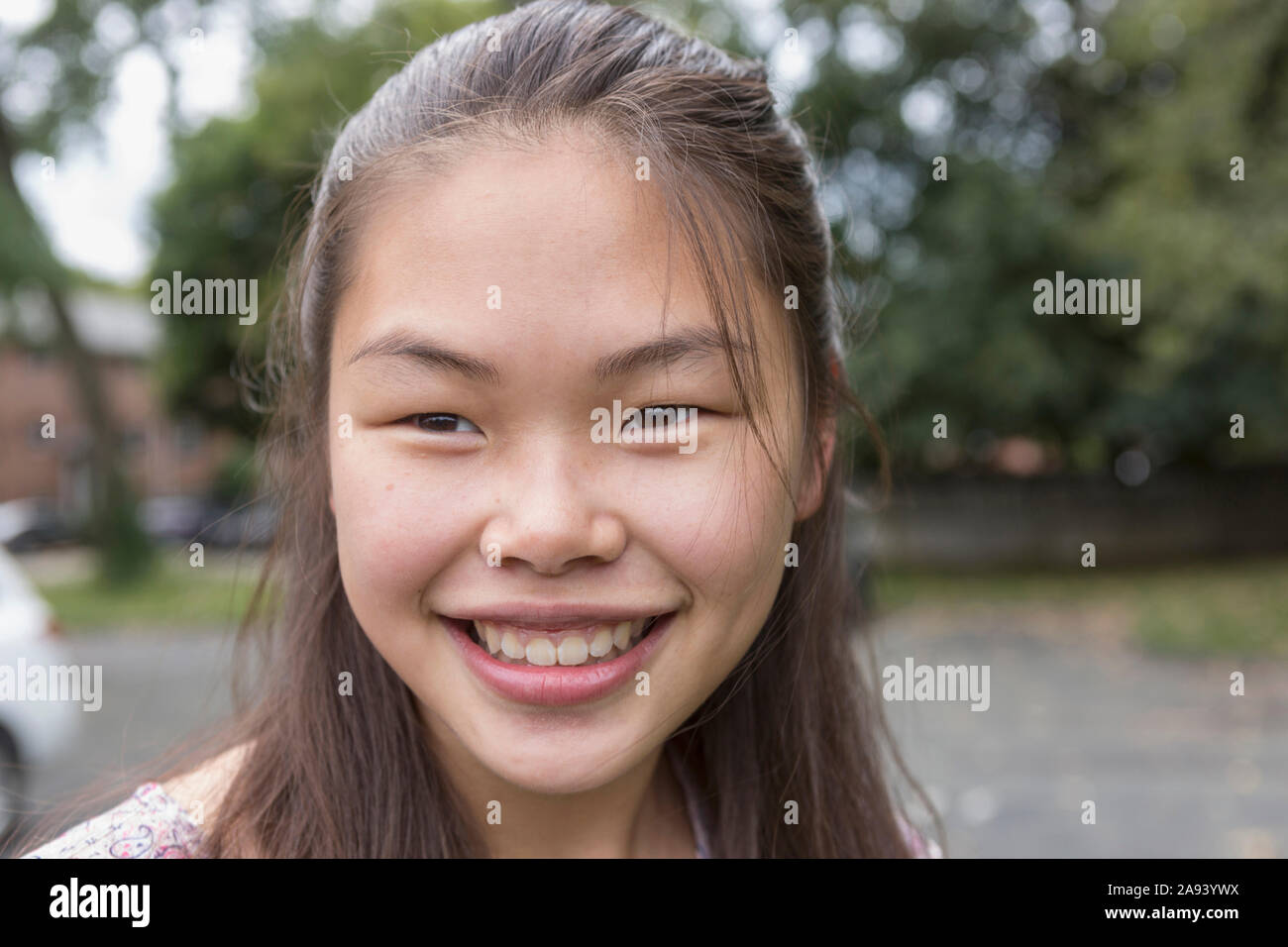 Porträt eines glücklichen Teenager-Mädchen mit Lernfähigkeit Stockfoto