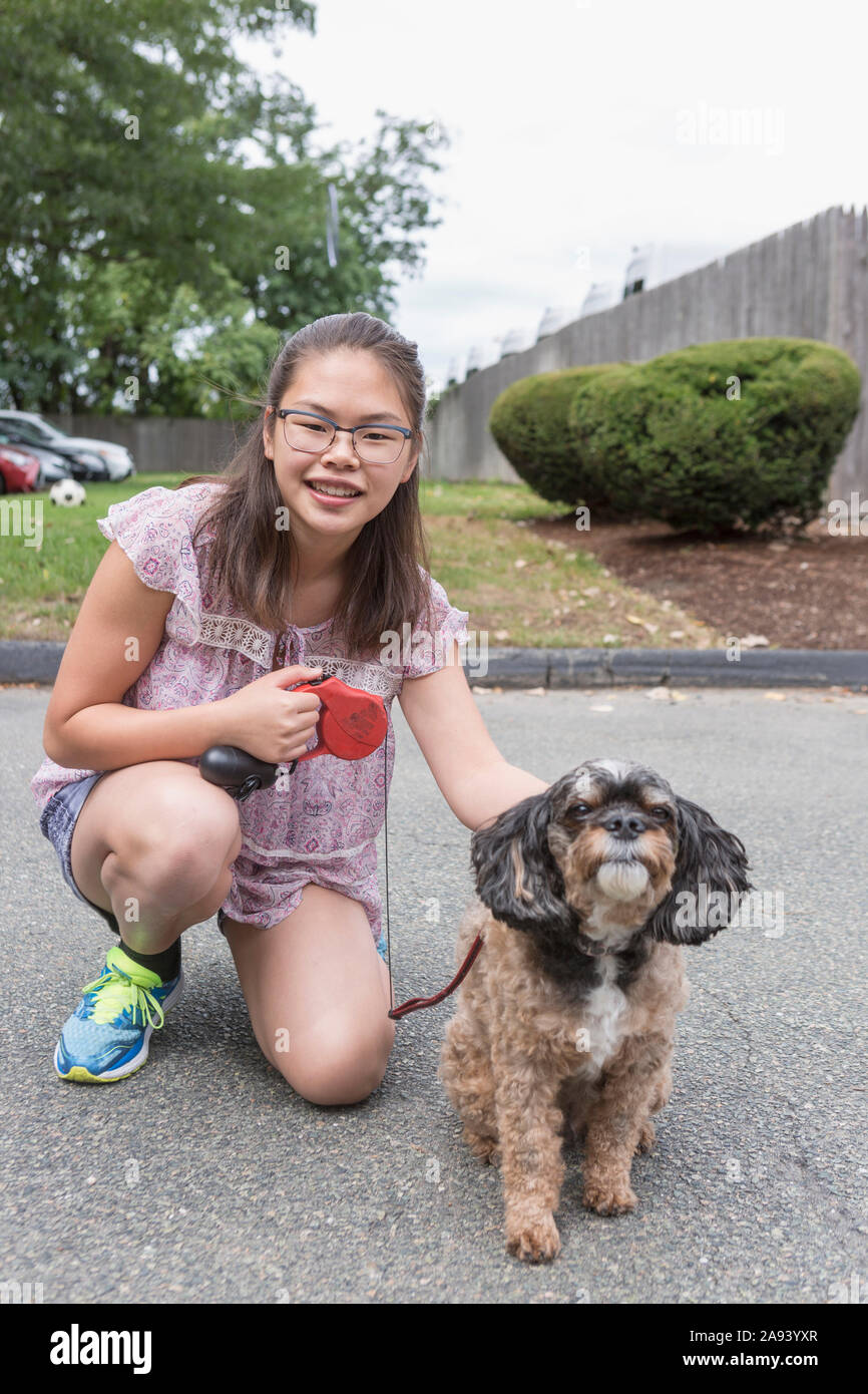 Teen Mädchen, die hat Lernen Behinderung spielen mit ihrem Hund Stockfoto
