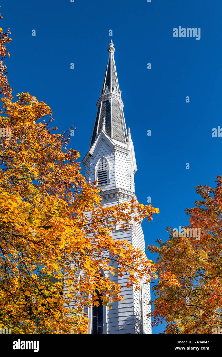 Charmante Kirchturm in Herbst Laub, Montpellier, Vermont, USA. Stockfoto
