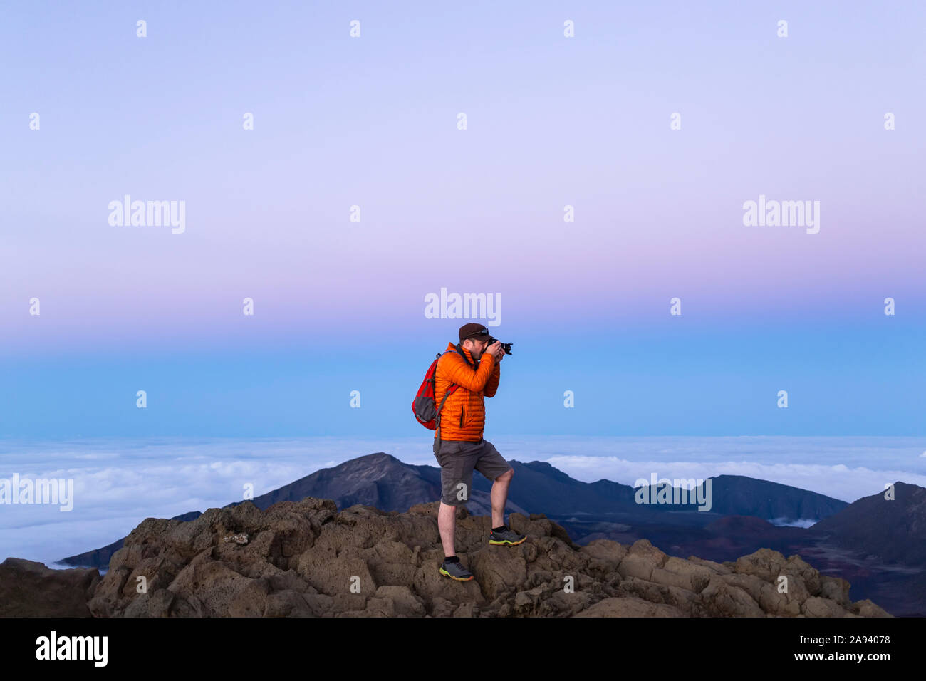 Touristen fotografieren auf einem Berggipfel, Haleakala; Maui, Hawaii, Vereinigte Staaten von Amerika Stockfoto