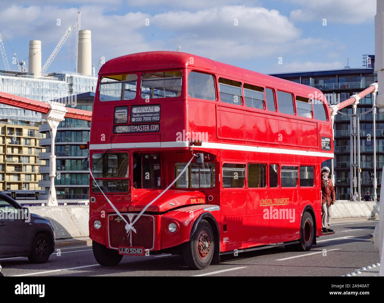 Ein berühmter roter Doppeldeckerbus in chelsea Bridge london, der für Veranstaltungen geworben wurde Stockfoto