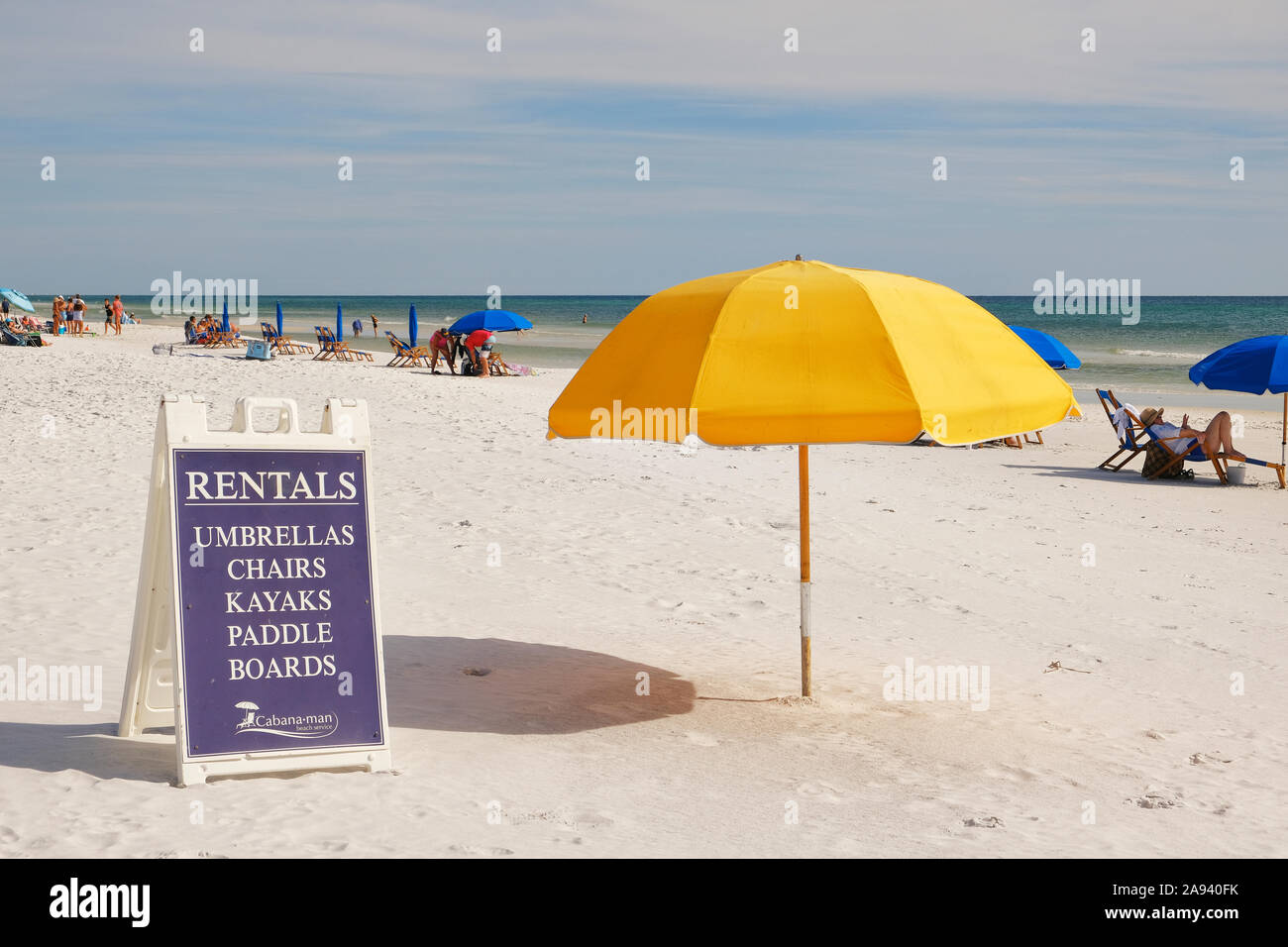 Gelb Sonnenschirm und Zeichen für die Vermietung Liegen, Schirme, Kanus und Paddelboote in Seaside in Florida, USA. Stockfoto