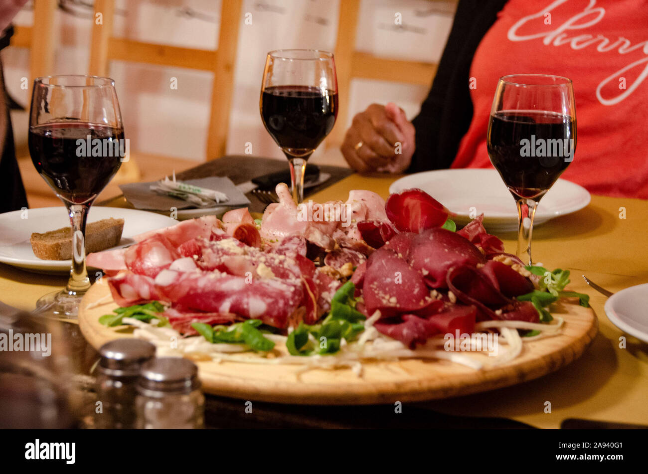 Köstliche italienische Vorspeisen Salami, Käse, Schinken Honig gut in Catania Sizilien angeordnet Stockfoto