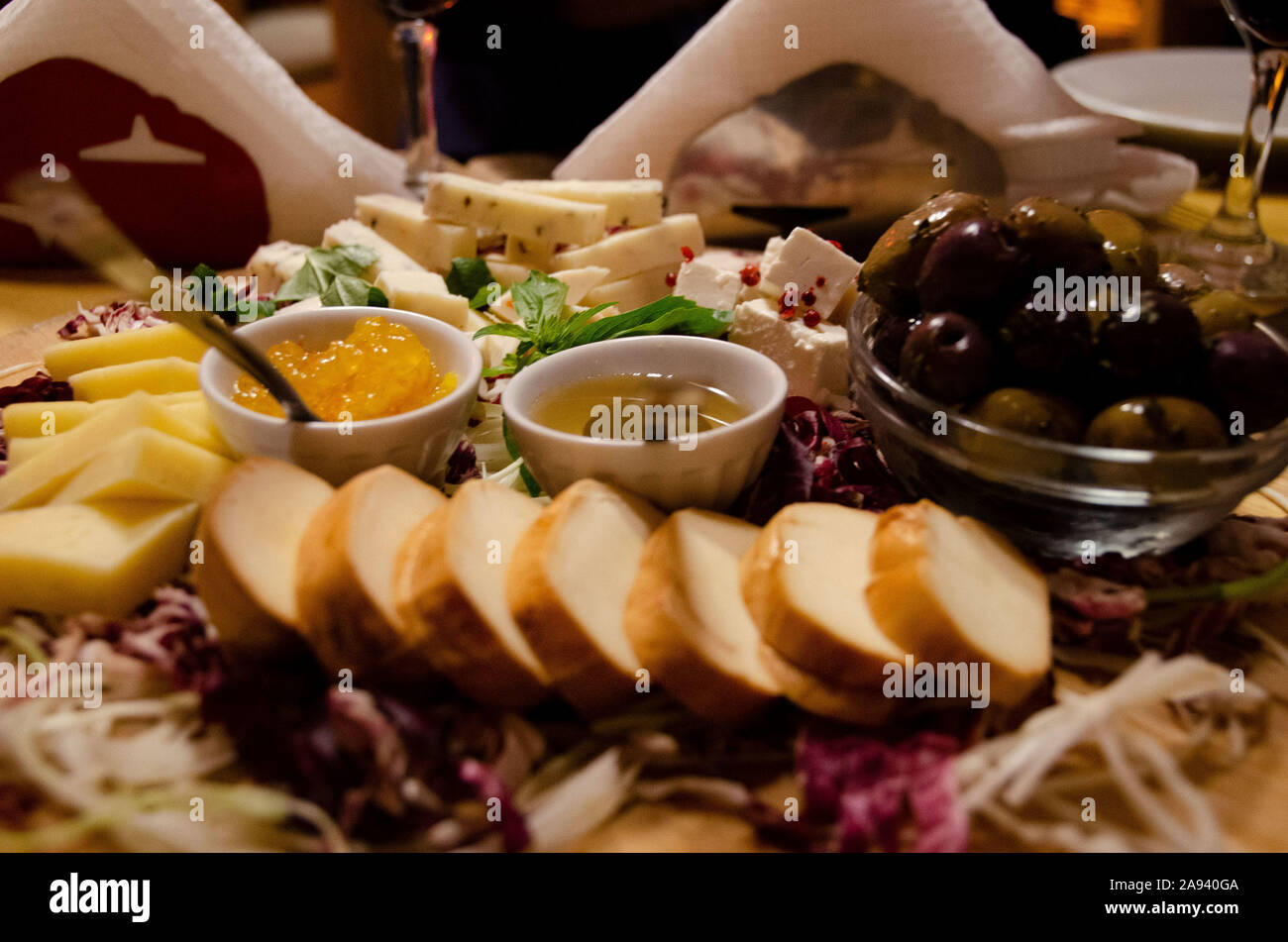 Köstliche italienische Vorspeisen Salami, Käse, Schinken Honig gut in Catania Sizilien angeordnet Stockfoto