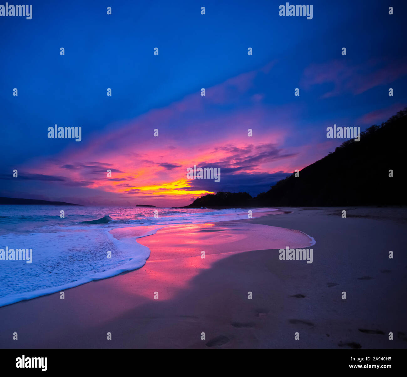 Farbenfroher Sonnenuntergang über Big Beach, südlich von Wailea; Maui, Hawaii, Vereinigte Staaten von Amerika Stockfoto
