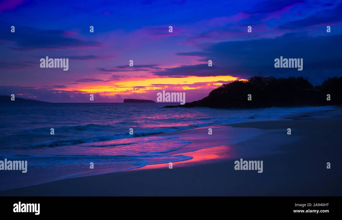Farbenfroher Sonnenuntergang über Big Beach, südlich von Wailea; Maui, Hawaii, Vereinigte Staaten von Amerika Stockfoto