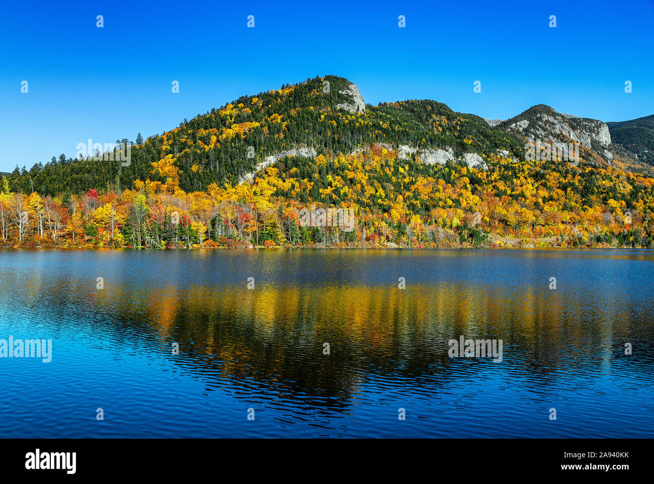 Herbst Landschaft im Echo Lake, Franconia Notch State Park, New Hampshire, USA. Stockfoto