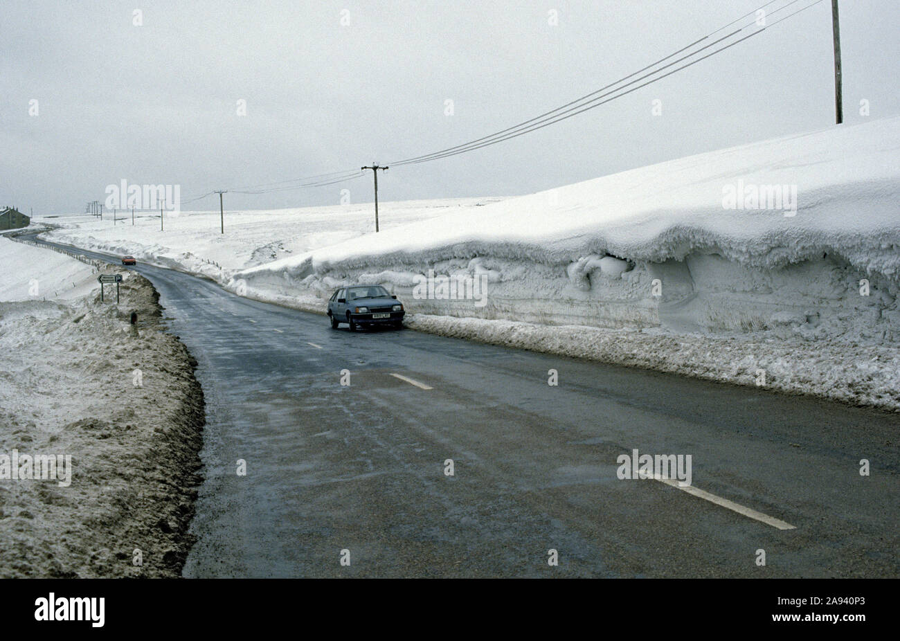 Schneeverwehungen in der Nähe von dunford Brücke, Thurlstone, Yorkshire, UK, die während der schweren Winter 1986. Im Februar 1986, einer der kältesten in aufzeichnen. Stockfoto
