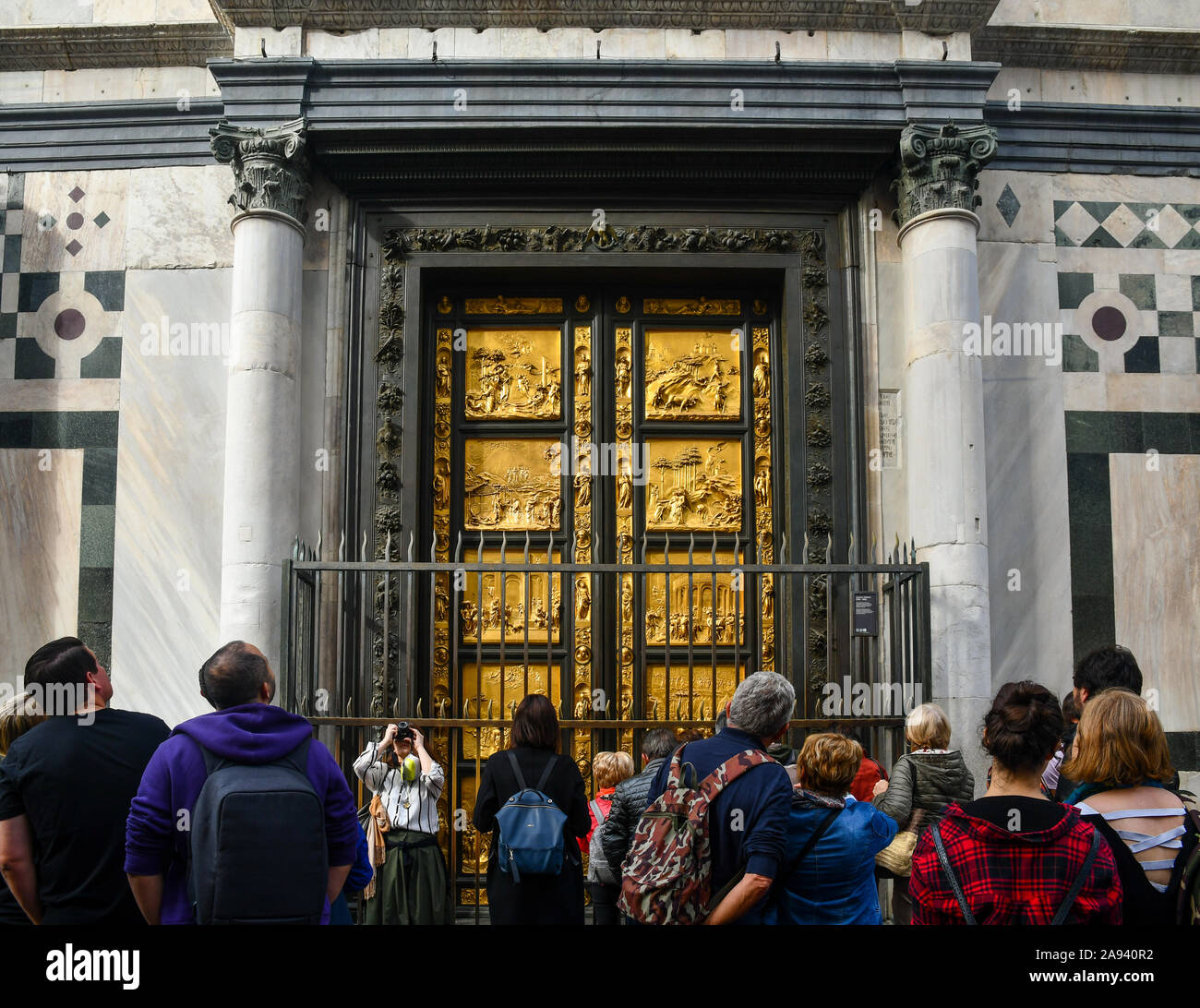 Masse der Touristen bewundern die berühmte Golden bronze Tor des Paradieses auf das Baptisterium des Hl. Johannes in der historischen Mitte von Florenz, Toskana, Italien Stockfoto