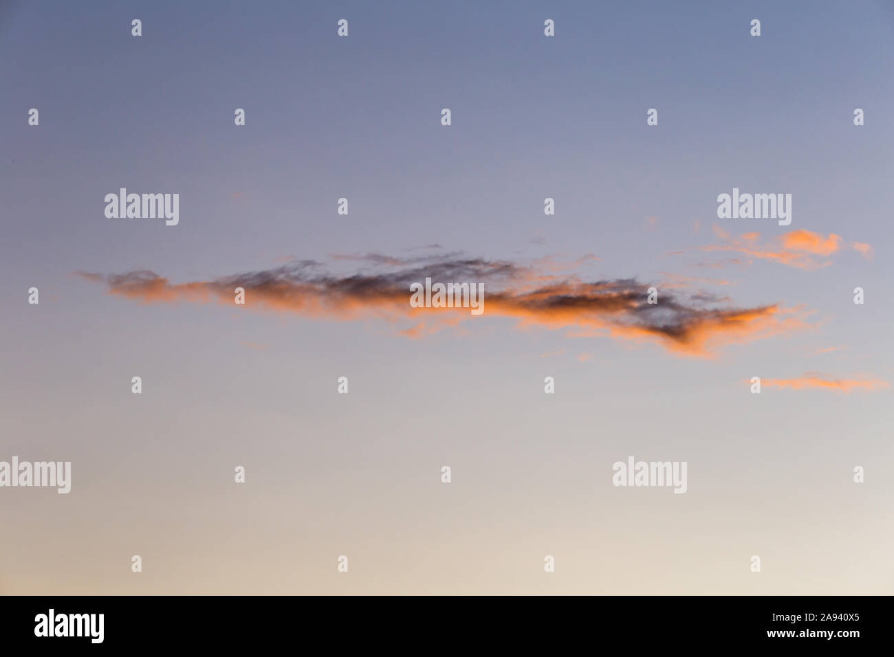 Herbst Himmel vor der Morgendämmerung, die ersten Sonnenstrahlen Farbe des Himmels mit Wolken. Hintergrund, Textur, Platz für Text. Stockfoto