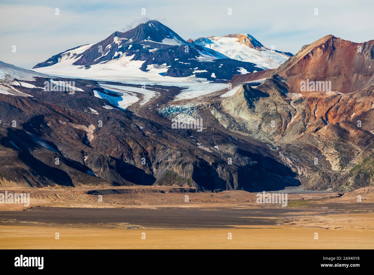 Blick auf Mount Martin mit Blick auf das Tal der zehntausend Rauchwolken, Katmai National Park und Preserve; Alaska, Vereinigte Staaten von Amerika Stockfoto