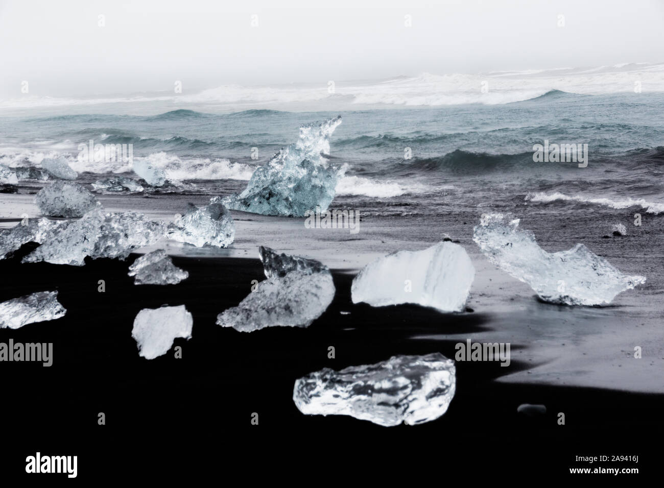 Die glitzernden Eisbrocken Waschen auf einer Lava Black Sand Beach im Nordatlantik, gibt das Aussehen von Diamanten auf den Strand Am Gletschersee Jökulsárlón glaci Stockfoto